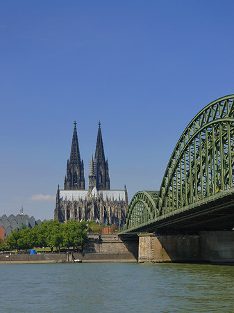 Hohenzollernbrücke am Kölner Dom Foto 