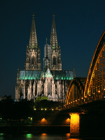 Foto Kölner Dom hinter der Hohenzollernbrücke