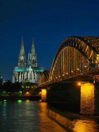 Fotos Kölner Dom hinter der Hohenzollernbrücke