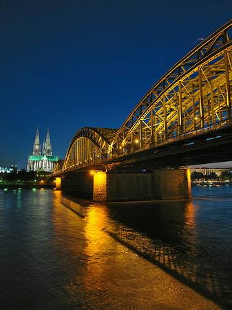 Kölner Dom hinter der Hohenzollernbrücke