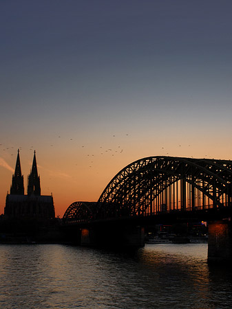 Kölner Dom hinter der Hohenzollernbrücke