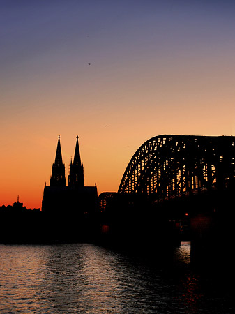 Kölner Dom hinter der Hohenzollernbrücke