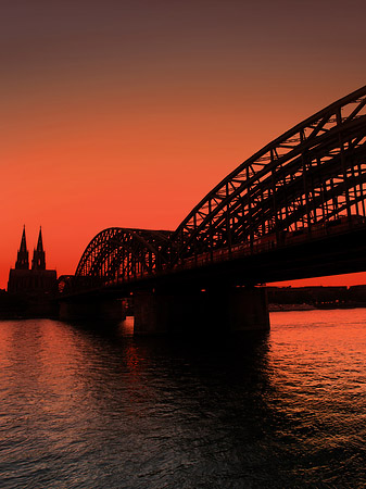 Foto Kölner Dom hinter der Hohenzollernbrücke - Köln