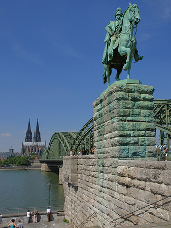 Fotos Reiterstatue vor dem Kölner Dom