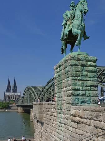 Reiterstatue vor dem Kölner Dom Foto 