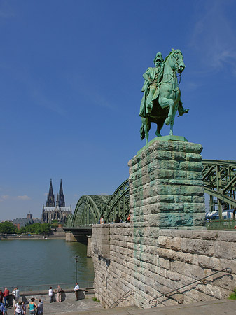 Reiterstatue vor dem Kölner Dom