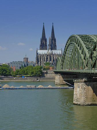 Schiff unter der Hohenzollernbrücke