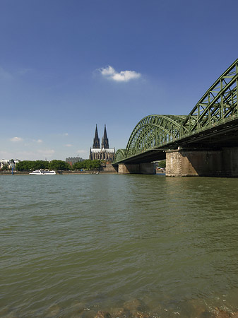 Foto Schiff unter der Hohenzollernbrücke