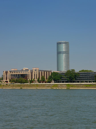 Triangelturm auf dem Kennedyufer Foto 