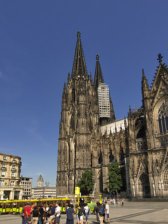 Foto Bimmelbahn fährt zum Kölner Dom