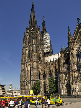 Bimmelbahn fährt zum Kölner Dom Fotos