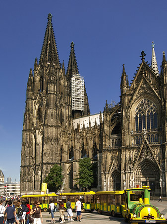 Foto Bimmelbahn fährt zum Kölner Dom