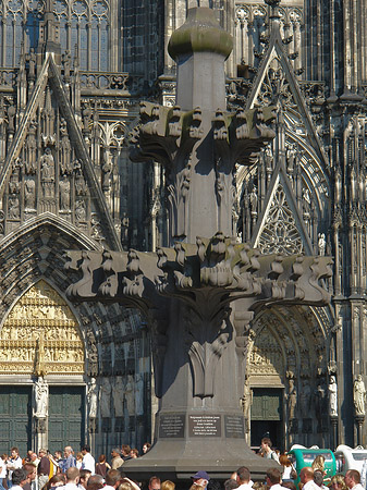 Foto Kreuzblume vor dem Kölner Dom - Köln