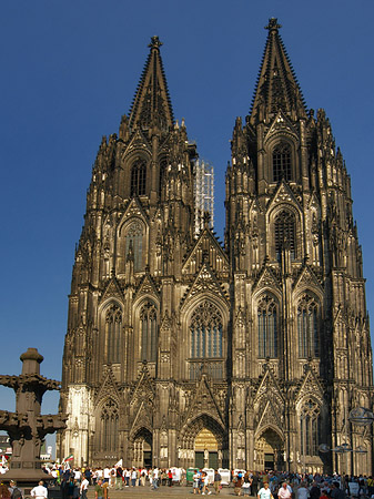 Touristen tummeln sich vor Kölner Dom