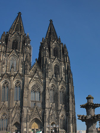 Touristen tummeln sich vor Kölner Dom Fotos