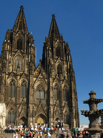 Fotos Touristen tummeln sich vor Kölner Dom