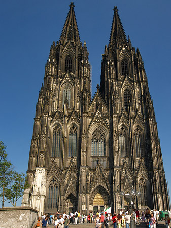 Fotos Touristen tummeln sich vor Kölner Dom | Köln