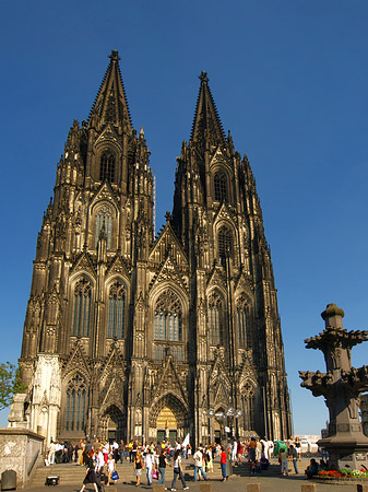 Foto Touristen tummeln sich vor Kölner Dom