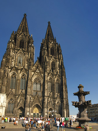 Foto Touristen tummeln sich vor Kölner Dom