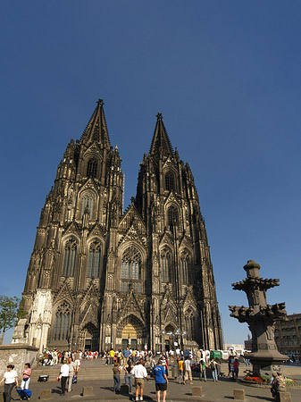 Fotos Touristen tummeln sich vor Kölner Dom | Köln