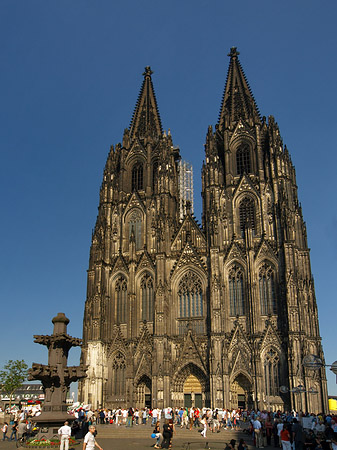 Fotos Touristen tummeln sich vor Kölner Dom | Köln