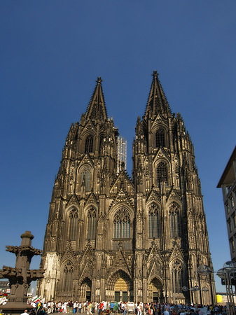 Touristen tummeln sich vor Kölner Dom