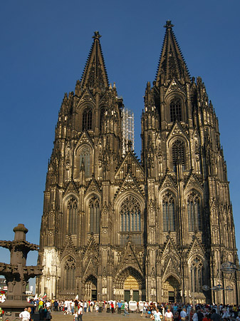 Touristen tummeln sich vor Kölner Dom Fotos