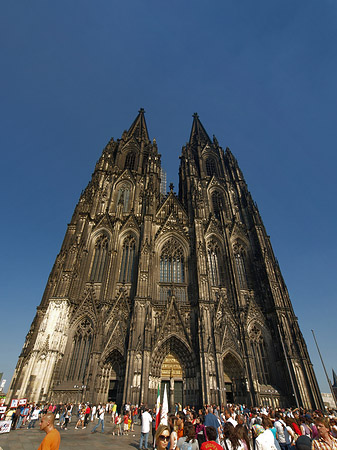 Touristen tummeln sich vor Kölner Dom Foto 