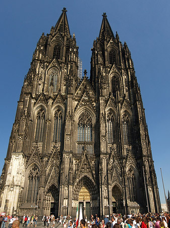 Foto Touristen tummeln sich vor Kölner Dom