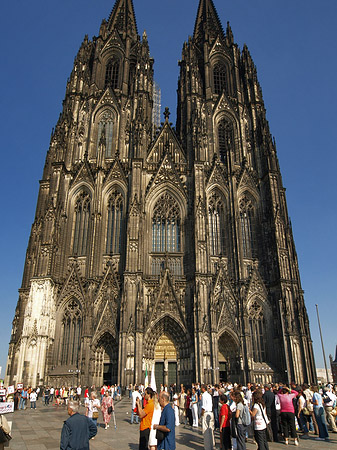 Foto Touristen tummeln sich vor Kölner Dom - Köln