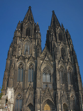 Foto Touristen tummeln sich vor Kölner Dom