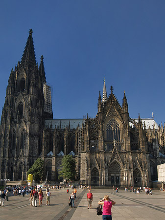 Fotos Touristen tummeln sich vor Kölner Dom