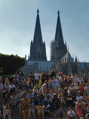 Touristen auf dem Weg zum Kölner Dom Foto 