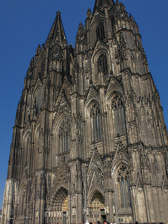 Touristen tummeln sich vor Kölner Dom Foto 