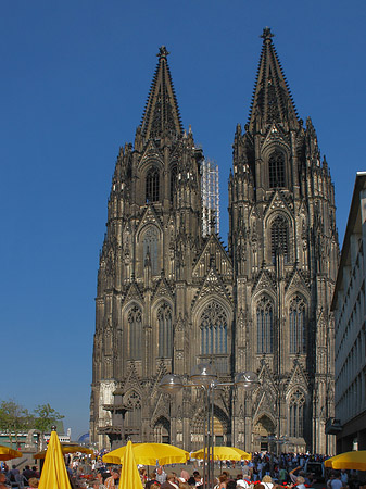 Foto gelbe Sonnenschirme vor Kölner Dom - Köln