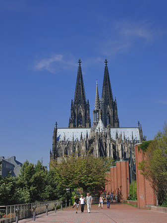 Touristen auf dem Weg zum Kölner Dom Fotos