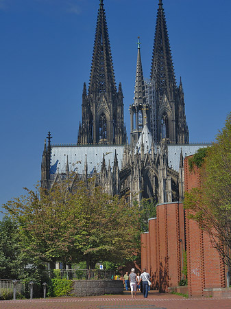 Touristen auf dem Weg zum Kölner Dom Fotos