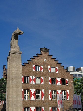 Wolfsstatue und Stadtmuseum Foto 