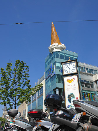 Neumarkt Galerie mit Mopeds