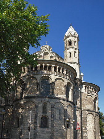 Seitentürme und Westturm der St Aposteln Fotos