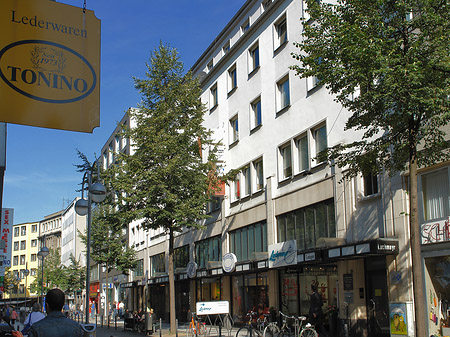 Laeden auf der Breiten Straße Fotos