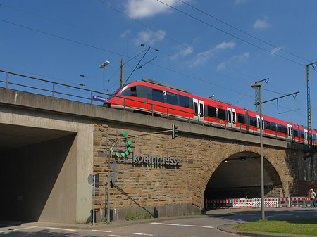 KölnMesse-Schild an Hochbrücke Fotos