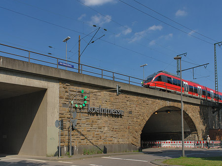 Foto KölnMesse-Schild an Hochbrücke