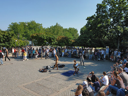 Fotos Straßenkünstler auf dem Heinrich-Böll-Platz