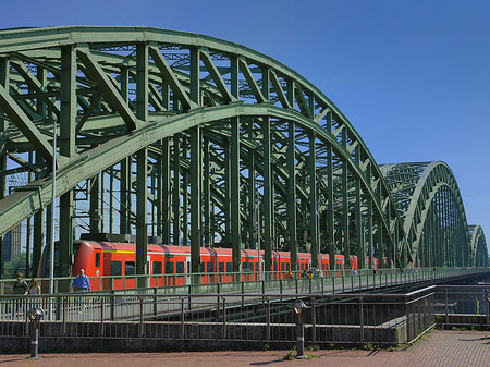 Fotos Hohenzollernbrücke mit Zug | Köln