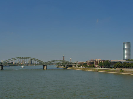 Hohenzollernbrücke führt zum Kennedyufer