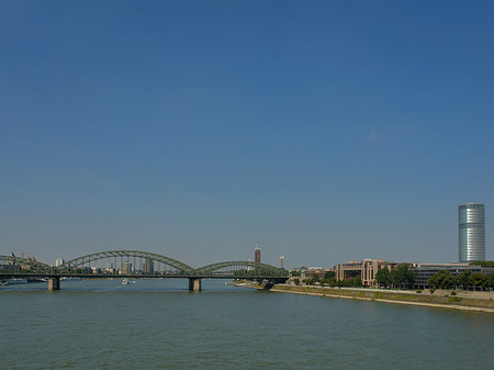 Hohenzollernbrücke führt zum Kennedyufer Foto 