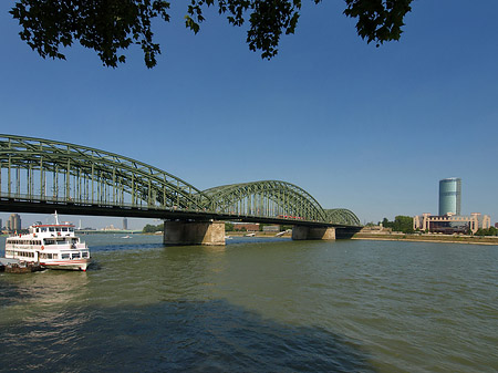 Fotos Hohenzollernbrücke reicht ans Kennedyufer