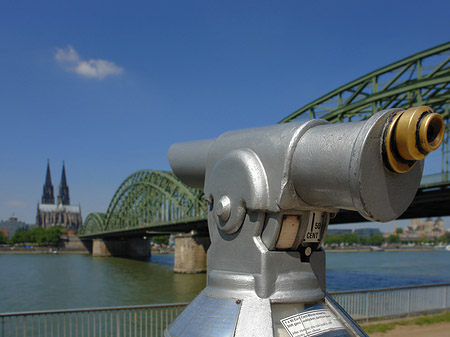 Fernrohr vor der Hohenzollernbrücke Fotos