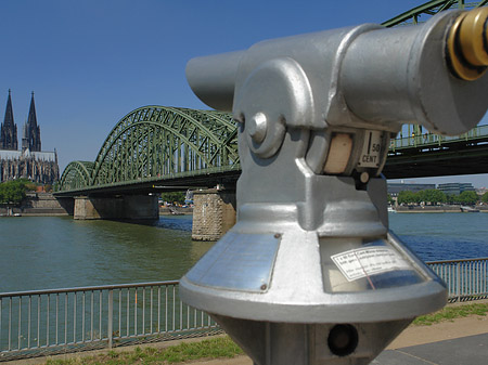 Fernrohr vor der Hohenzollernbrücke Foto 